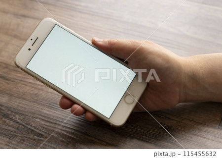 スマホ  合成用白画面　手で持つ 115455632