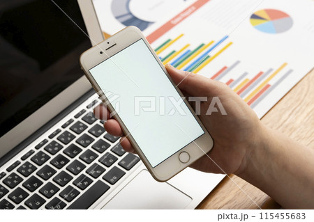 スマホ 合成用白画面 手で持つ ノートパソコン スマホ 合成用白画面 手で持つ ノートパソコン 115455683