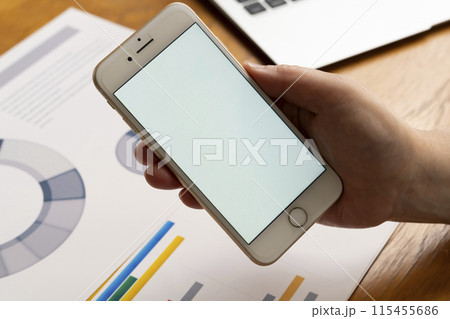 スマホ  合成用白画面　手で持つ ノートパソコン 115455686