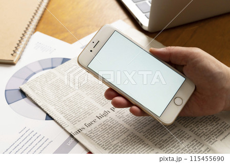 スマホ 合成用白画面 手で持つ ノートパソコン スマホ 合成用白画面 手で持つ ノートパソコン 115455690