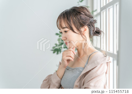 頬杖をついて考える・悩むアジア人女性（美容・ダイエット） 115455718
