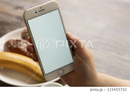スマホ  合成用白画面　手で持つ　コーヒーカップ 115455732