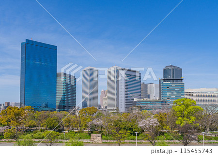 春の大阪城公園から見えるOBPのビル群 115455743
