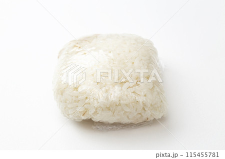 白背景に冷やご飯 115455781
