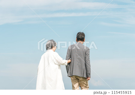 公園・旅行先を話しながら歩く高齢者夫婦(シニア・男女) 公園・旅行先を話しながら歩く高齢者夫婦(シニア・男女) 115455915