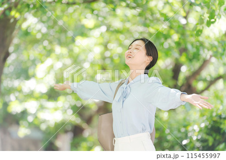新緑の中を歩くビジネスウーマン 新緑の中を歩くビジネスウーマン 115455997