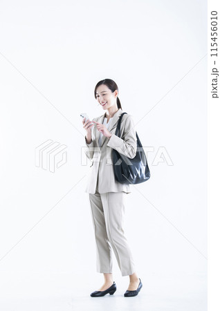 スマホを操作するビジネスウーマン スマホを操作するビジネスウーマン 115456010