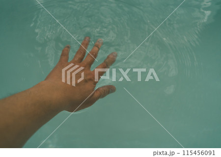 お風呂の湯加減をみる 115456091