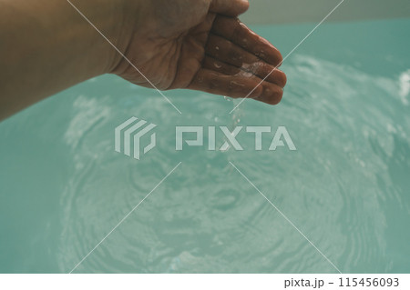 お風呂の湯加減をみる 115456093