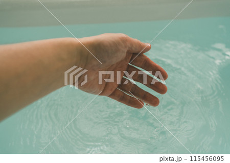 お風呂の湯加減をみる 115456095