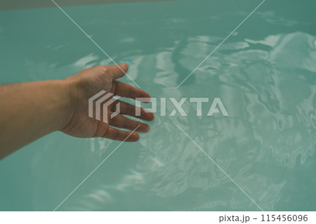 お風呂の湯加減をみる 115456096
