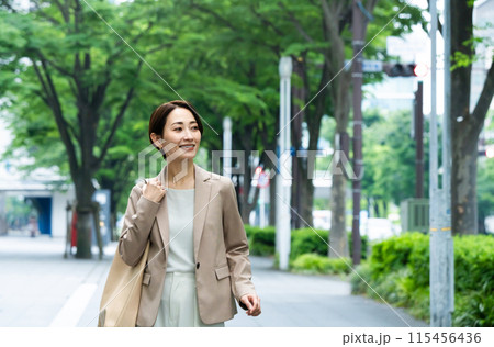 カジュアルスーツを着た若い女性　ビジネスイメージ 115456436