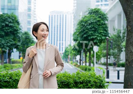 カジュアルスーツを着た若い女性 ビジネスイメージ カジュアルスーツを着た若い女性 ビジネスイメージ 115456447
