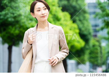 カジュアルスーツを着た若い女性　ビジネスイメージ 115456486