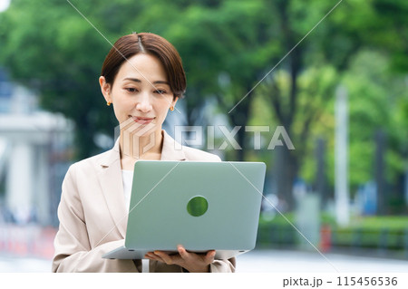 ノートパソコンを操作している若い女性 ビジネスイメージ ノートパソコンを操作している若い女性 ビジネスイメージ 115456536
