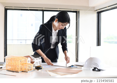 建築の設計をするスーツ姿のアジア人女性 建築の設計をするスーツ姿のアジア人女性 115456581