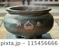 神社の境内にある線香を入れる大きな香炉 115456666