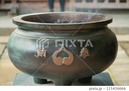 神社の境内にある線香を入れる大きな香炉 115456666