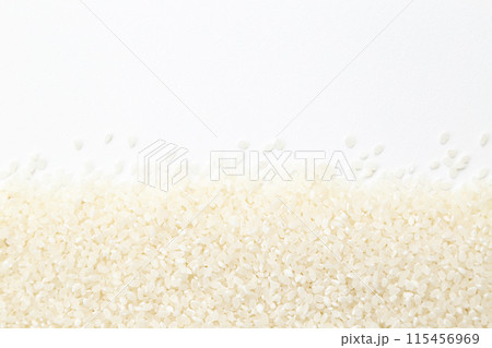 白背景に白米 115456969