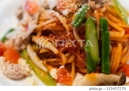 お皿に盛られたパスタ　食べ物イメージ 115457270