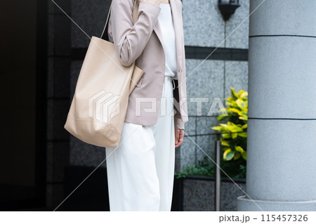カジュアルスーツを着た若い女性 ビジネスイメージ カジュアルスーツを着た若い女性 ビジネスイメージ 115457326