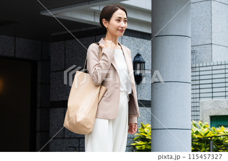 カジュアルスーツを着た若い女性 ビジネスイメージ カジュアルスーツを着た若い女性 ビジネスイメージ 115457327