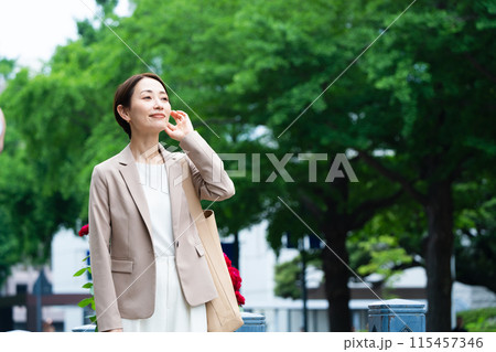 カジュアルスーツを着た若い女性 ビジネスイメージ カジュアルスーツを着た若い女性 ビジネスイメージ 115457346
