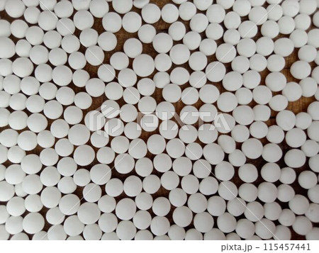茶木目テーブルにタピオカパールスいっぱい（メキシコ） 115457441
