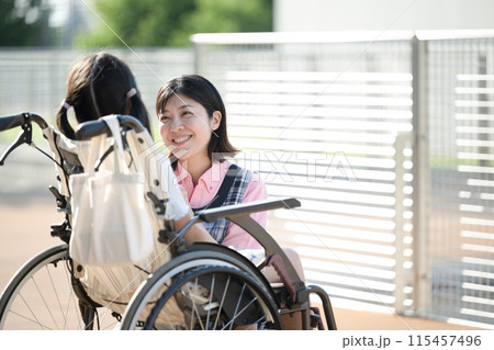 車椅子に乗る子供と介護や補助をする介護士や看護師 車椅子に乗る子供と介護や補助をする介護士や看護師 115457496