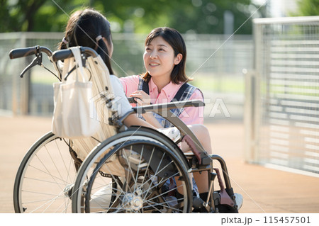 車椅子に乗る子供と介護や補助をする介護士や看護師 上半身 ホーム 