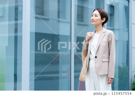 カジュアルスーツを着た若い女性 ビジネスイメージ カジュアルスーツを着た若い女性 ビジネスイメージ 115457554
