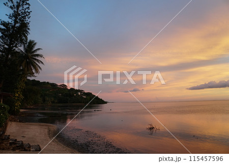 モーレア島の夕焼け ビーチの風景 モーレア島の夕焼け ビーチの風景 115457596
