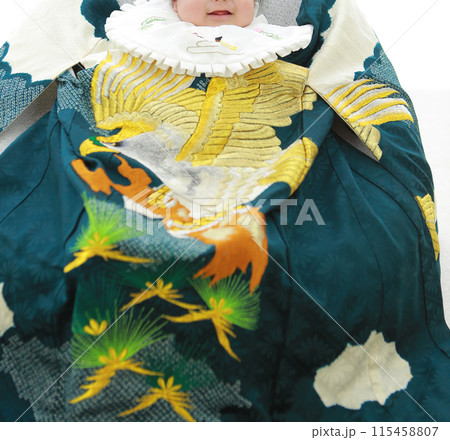 お宮参りの男の子の赤ちゃん お宮参りの男の子の赤ちゃん 115458807