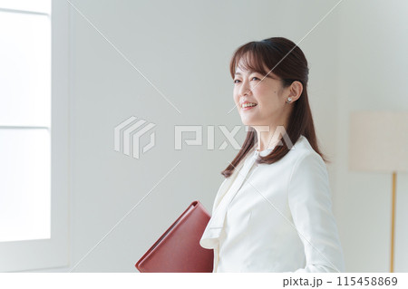 家を案内をする不動産営業マン（内見・内覧・マンション・アパート・ビジネスマン） 115458869