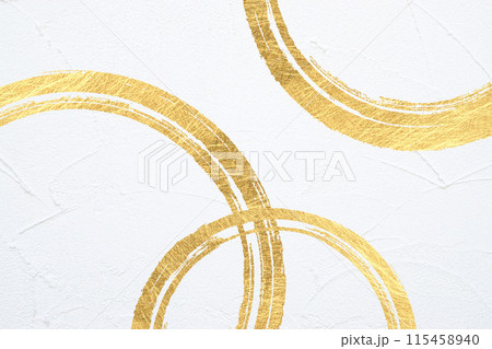 金色のブラシのストローク、背景は動きのある白塗りの壁面（アブストラクト） 115458940