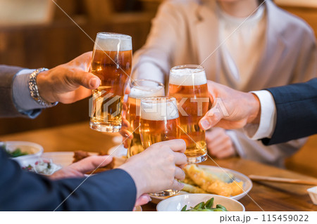 居酒屋・飲み屋で乾杯する男女のサラリーマン 居酒屋・飲み屋で乾杯する男女のサラリーマン 115459022