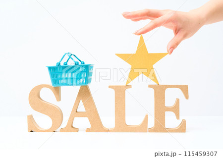 「SALE」と並べられたアルファベットの木製ブロック 115459307