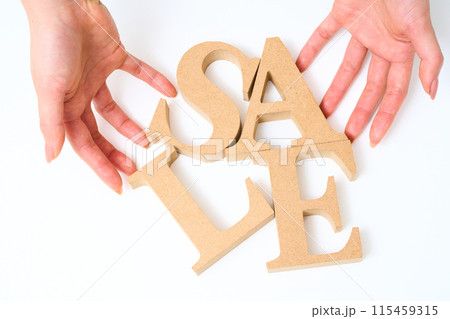 「SALE」と並べられたアルファベットの木製ブロック 「SALE」と並べられたアルファベットの木製ブロック 115459315
