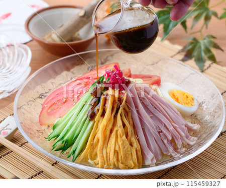 夏の料理 冷やし中華 涼しげな透明のお皿に盛り付けて 115459327