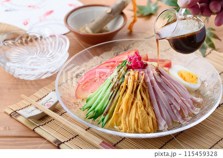 夏の料理 冷やし中華 涼しげな透明のお皿に盛り付けて 115459328