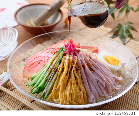 夏の料理 冷やし中華 涼しげな透明のお皿に盛り付けて 115459331
