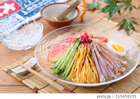 夏の料理 冷やし中華 涼しげな透明のお皿に盛り付けて 夏の料理 冷やし中華 涼しげな透明のお皿に盛り付けて 115459335