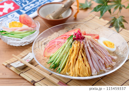 夏の料理 冷やし中華 涼しげな透明のお皿に盛り付けて 115459337