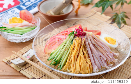 夏の料理 冷やし中華 涼しげな透明のお皿に盛り付けて 115459339