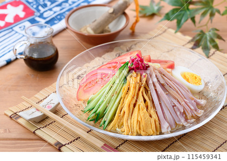 夏の料理 冷やし中華 涼しげな透明のお皿に盛り付けて 夏の料理 冷やし中華 涼しげな透明のお皿に盛り付けて 115459341