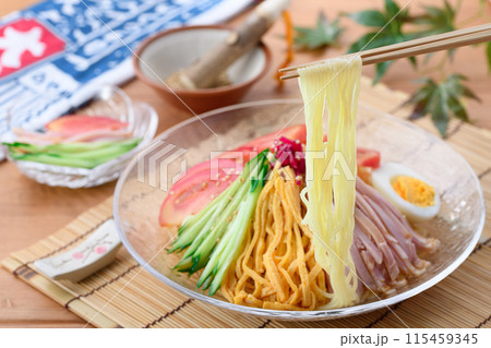 夏の料理 冷やし中華 涼しげな透明のお皿に盛り付けて 夏の料理 冷やし中華 涼しげな透明のお皿に盛り付けて 115459345