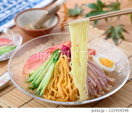 夏の料理 冷やし中華 涼しげな透明のお皿に盛り付けて 夏の料理 冷やし中華 涼しげな透明のお皿に盛り付けて 115459346