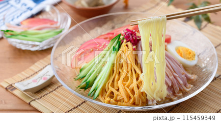 夏の料理 冷やし中華 涼しげな透明のお皿に盛り付けて 115459349