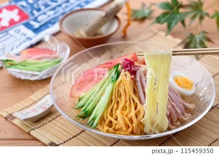 夏の料理 冷やし中華 涼しげな透明のお皿に盛り付けて 115459350