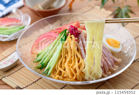 夏の料理 冷やし中華 涼しげな透明のお皿に盛り付けて 115459352